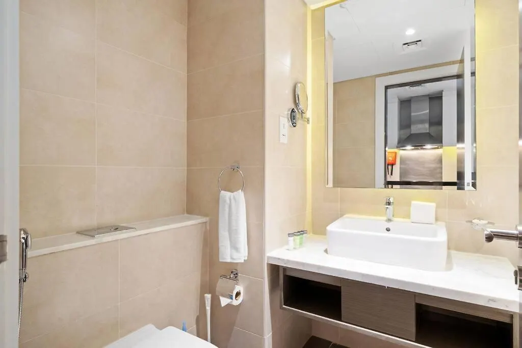 Damac Maison Prive - Lake View Dubai Apartment