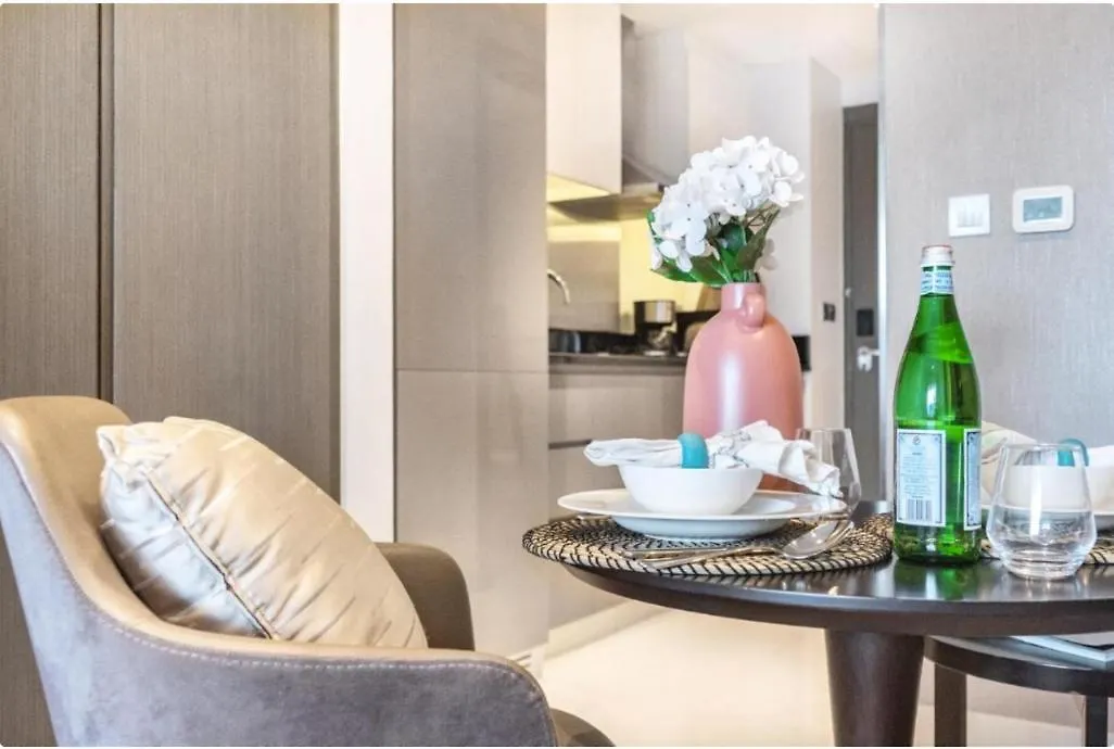 Damac Maison Prive - Lake View Dubai Apartment