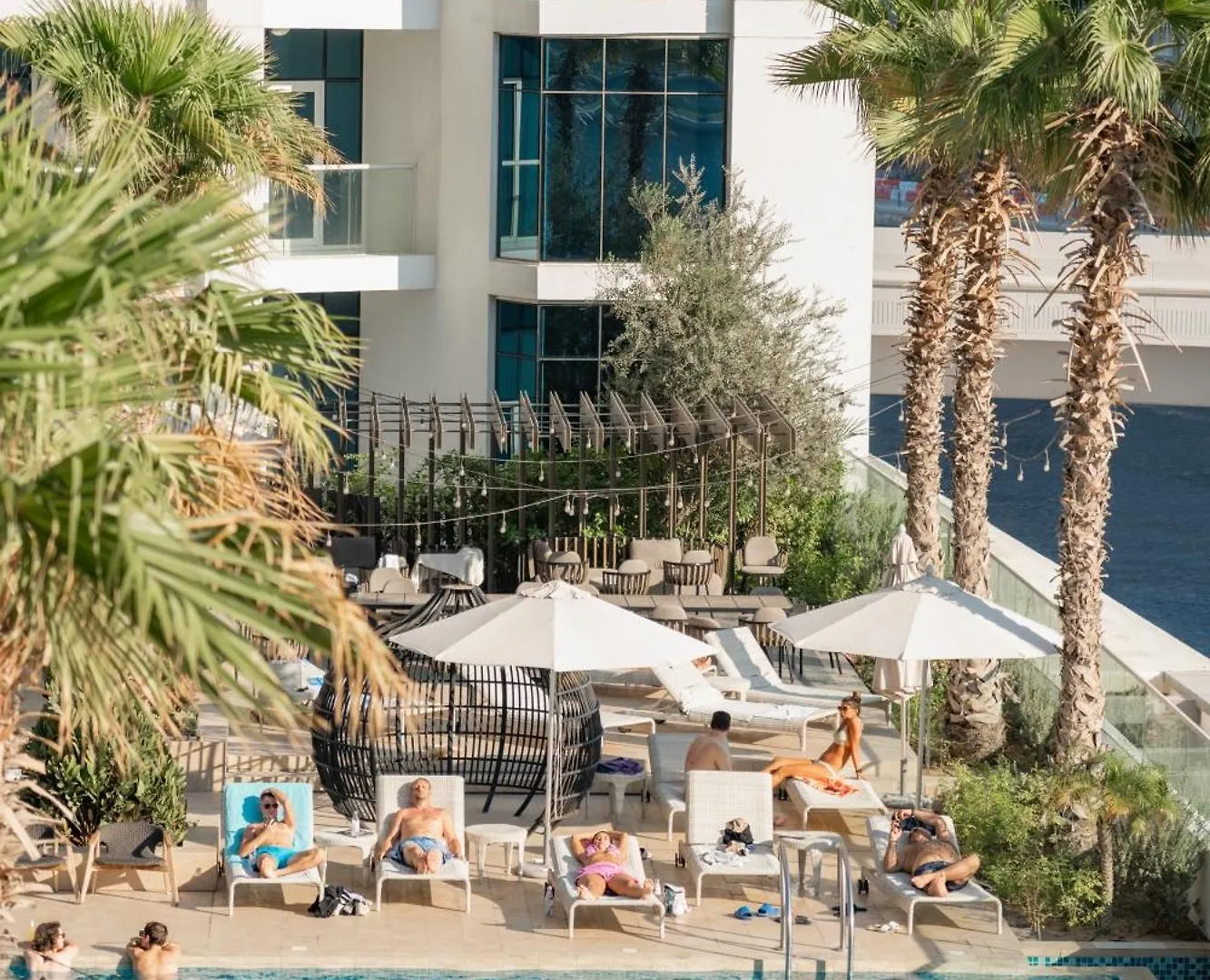 Damac Maison Prive - Lake View Dubai Apartment